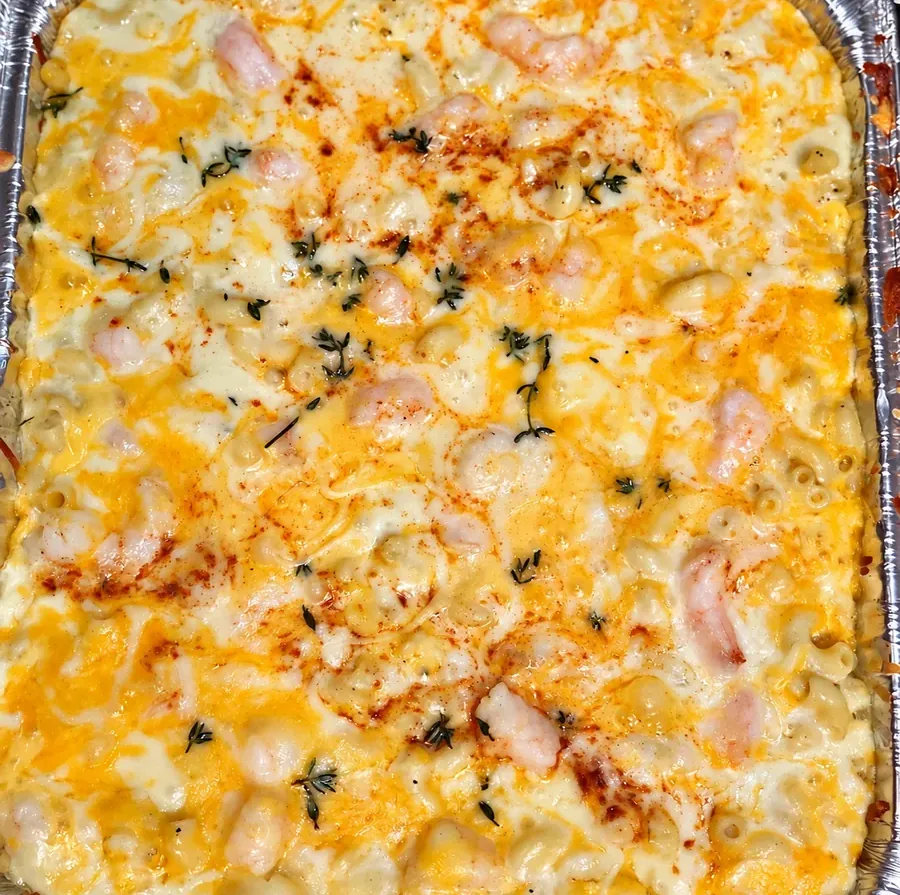 Tray of Seafood Mac n Cheese with shrimp and melted cheese